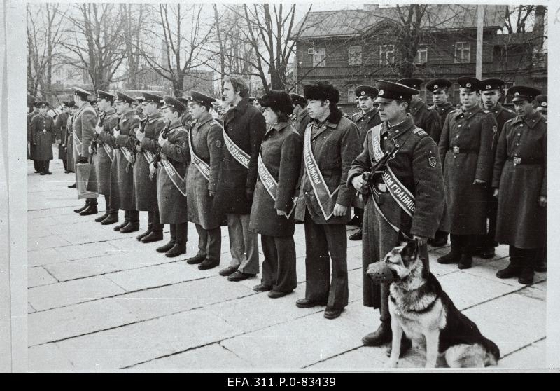 The participants of the allied starship of the border guards dedicated to the 30th anniversary of the victory over fascist Germany at the monument of the liberators in Tallinn.