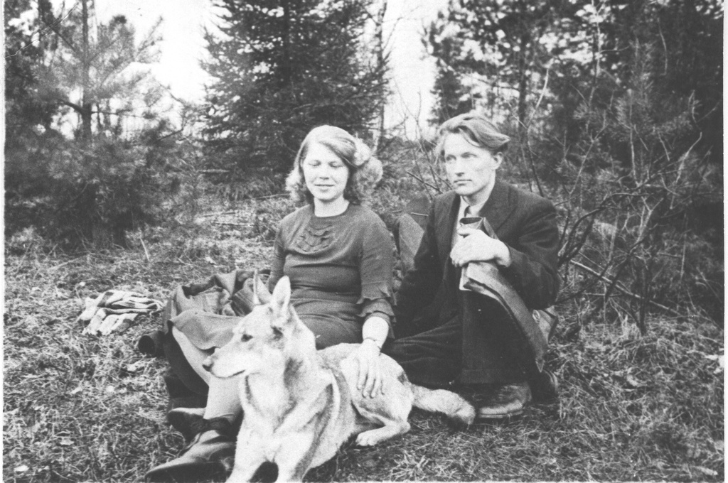 Foto. Rudolf ja  Hermiine Kriisa suvel Püvil koeraga jalutamas  1930.aastate lõpul.