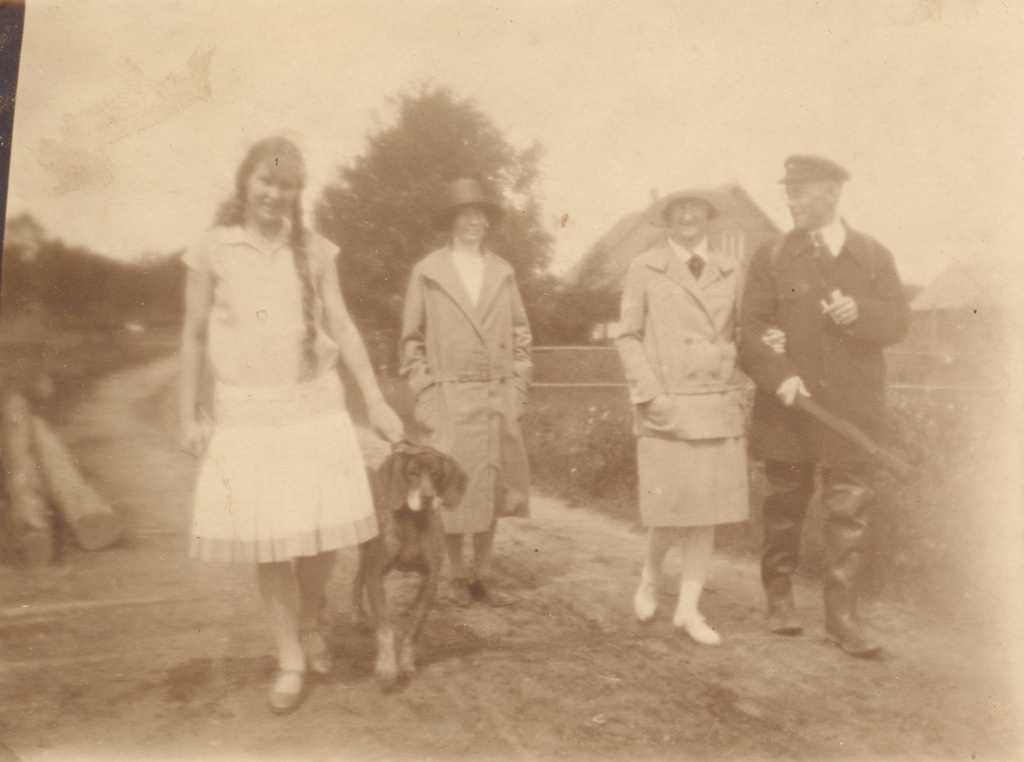 Foto. Aleksander-Robert Tilgre  perega jalutamas Roosisaarel 1930.aastatel