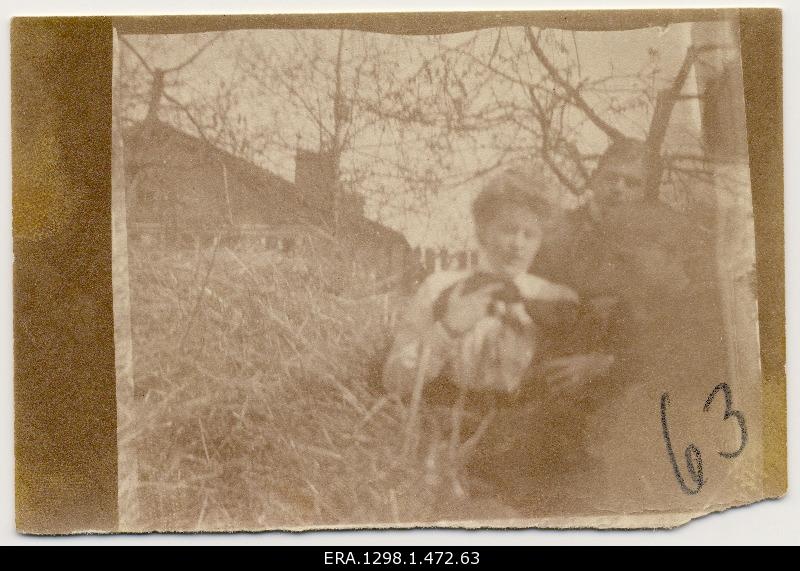 Eveline Maydell at the time of the meat wraps with aunt sons, dog and rabbit in the garden