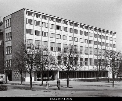 The library of the Academy of Sciences was built on the Lenin puiestee.  similar photo