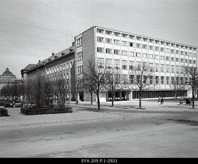 The library of the Academy of Sciences was built on the Lenin puiestee.  similar photo