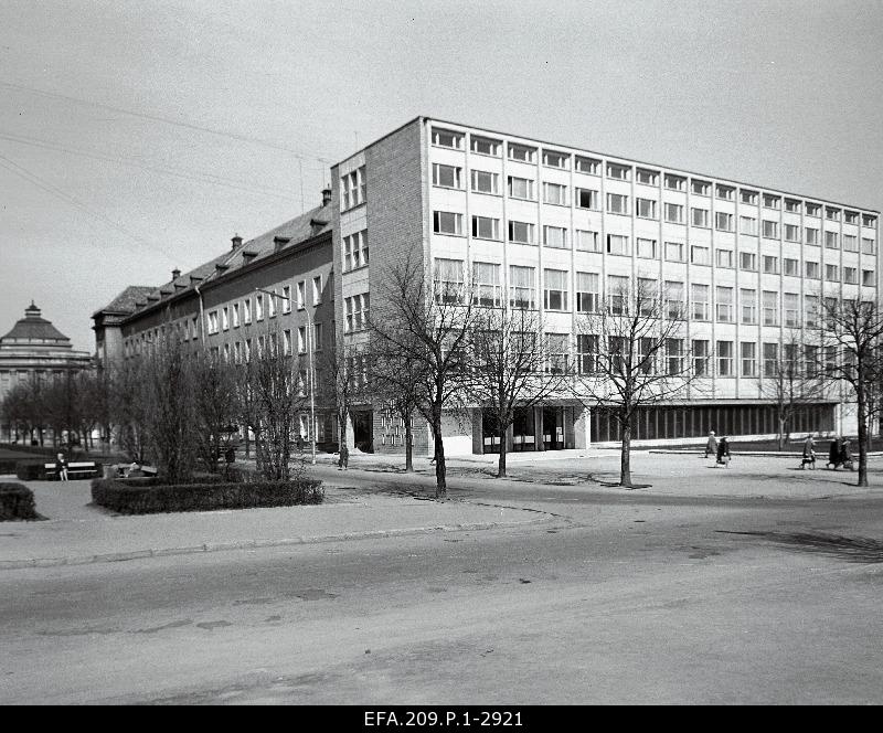 The library of the Academy of Sciences was built on the Lenin puiestee.