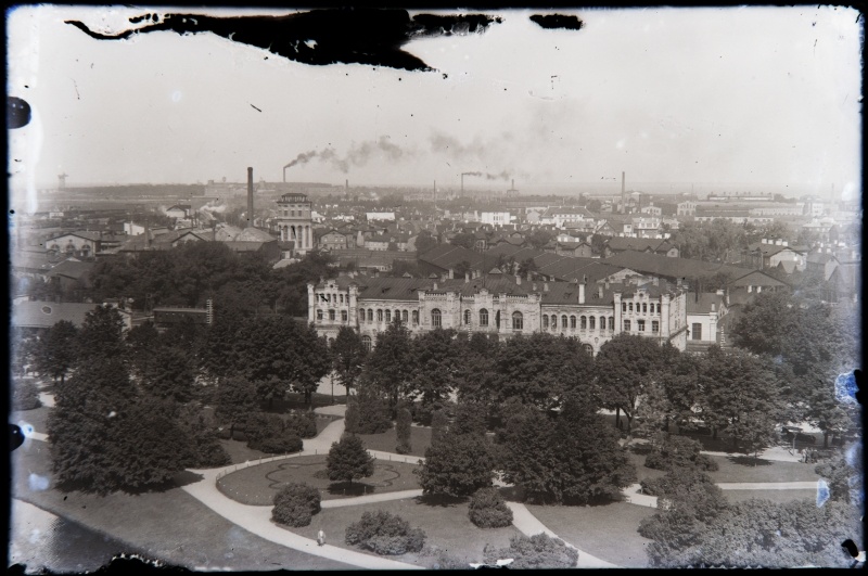 View from Toompea to the west: Schnelli Park, Baltic Station and factory buildings in northern Tallinn.