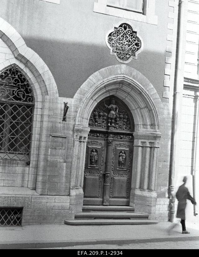 The raid portal belonging to the apartment of the Grand-Karja Street 1 and the doors are encroached.