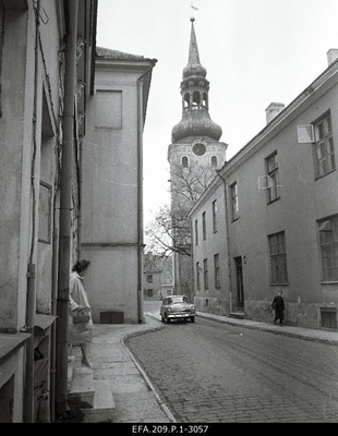 View Toomkooli Street on Toompea.  similar photo