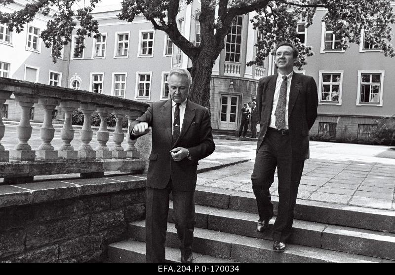 President of the Supreme Council of the Republic of Estonia Arnold Rüütel (left) and General Consul of the United States in Leningrad, Jack L. Gosnell.