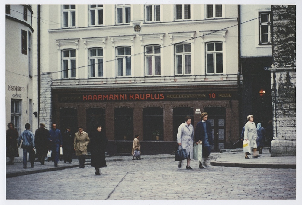 Tallinn. Vaade Raekoja nurgalt Kaarmanni kaupluse poole