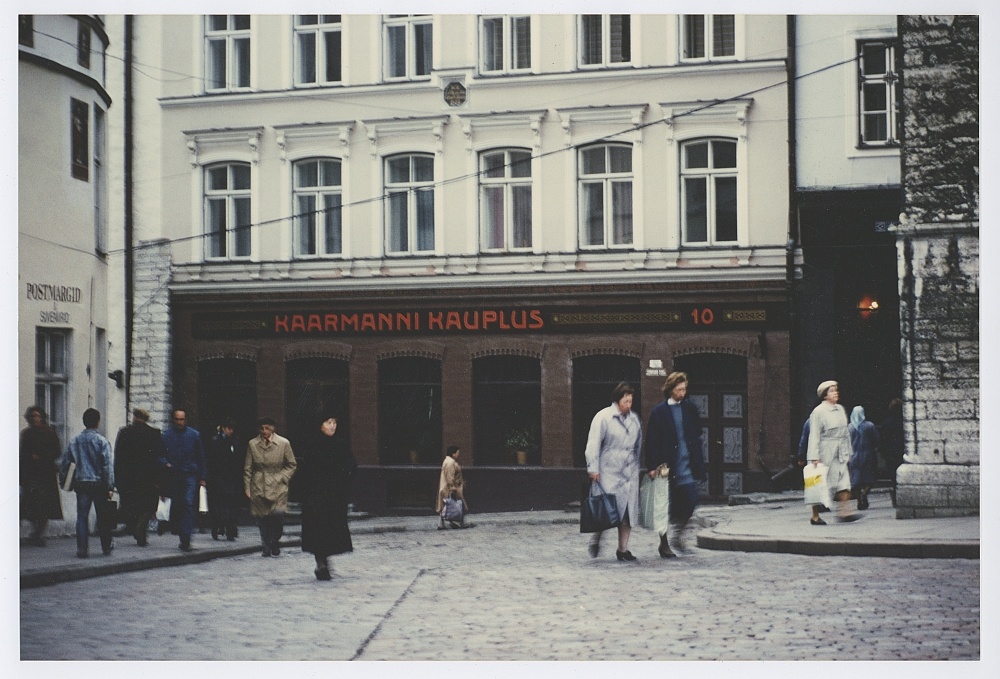 Tallinn. Vaade Raekoja nurgalt Kaarmanni kaupluse poole