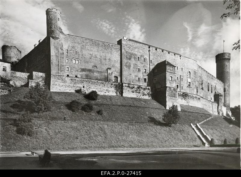 View of Toompea Castle from Vaksali's puiesteel.