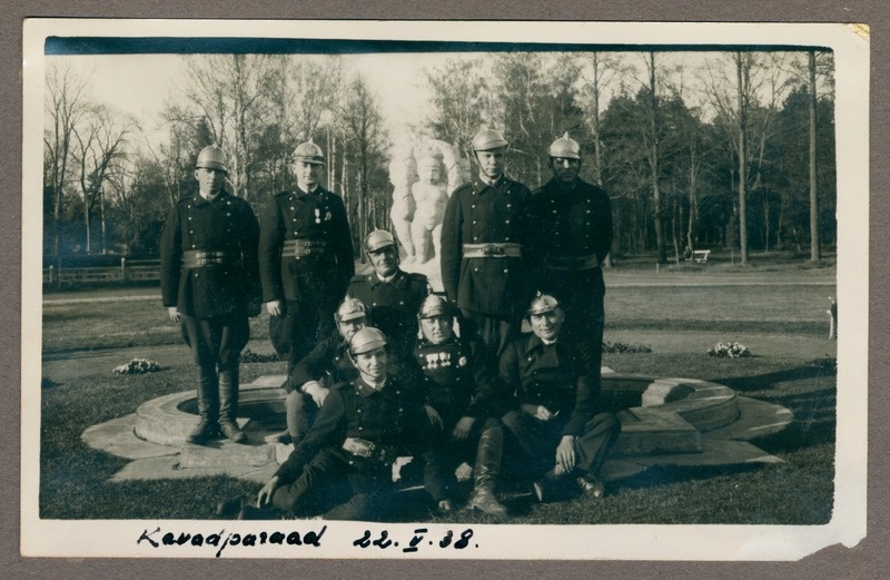 Pärnu VTS liikmed kevadparaadi ajal Pärnu mudaravila esisel platsil, 1938.a.