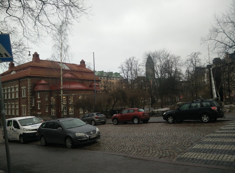 Porthaninkatu 12, 14.  Taustalla Agricolankatu 11, 13 ja Kallion kirkko. rephoto