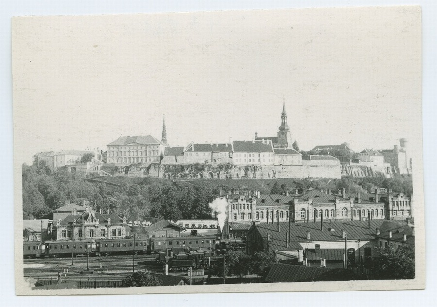 Tallinn, Toompea loode poolt, esiplaanil Balti jaam.