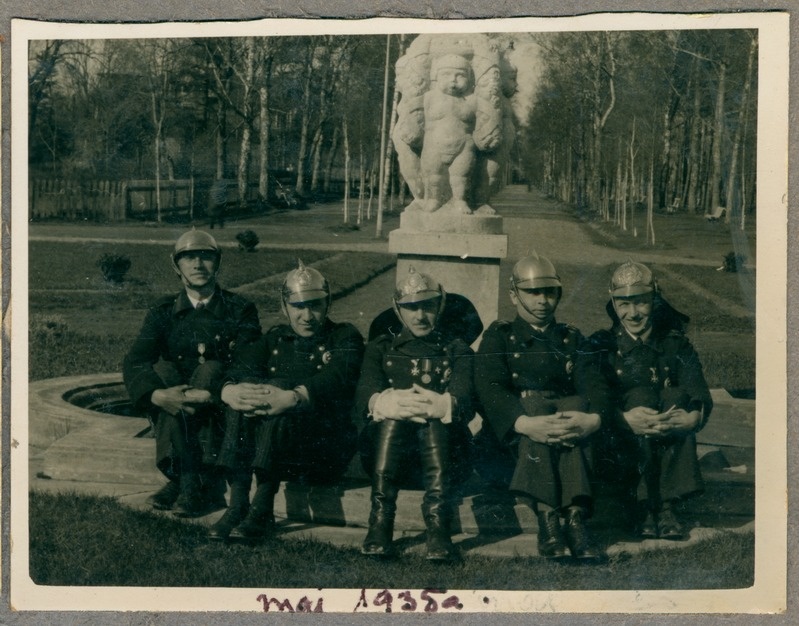 Pärnu VTS liikmed puhkehetkel Pärnu mudaravila ees, 1935.a.