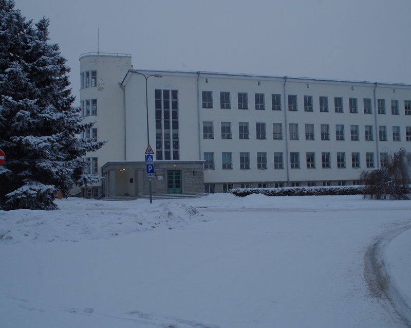 The ruins of the Rakvere Secondary School building. rephoto