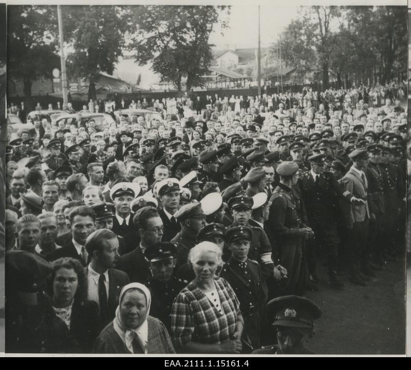 The mass of people waiting for shooters coming from the world championships in Luzern in front of the Tartu Station Building