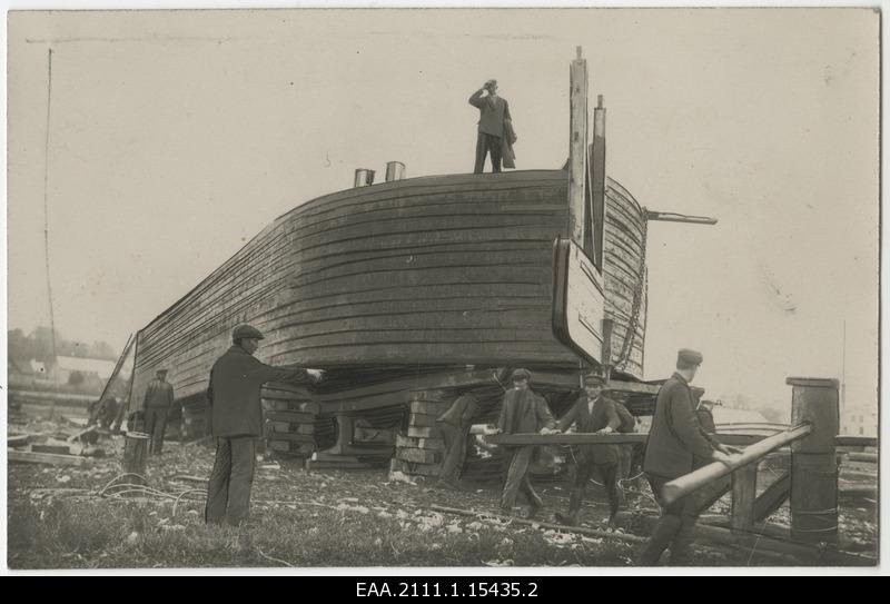 Release of the compressor into water