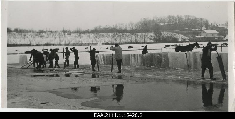 Cutting ice on the Emajõel