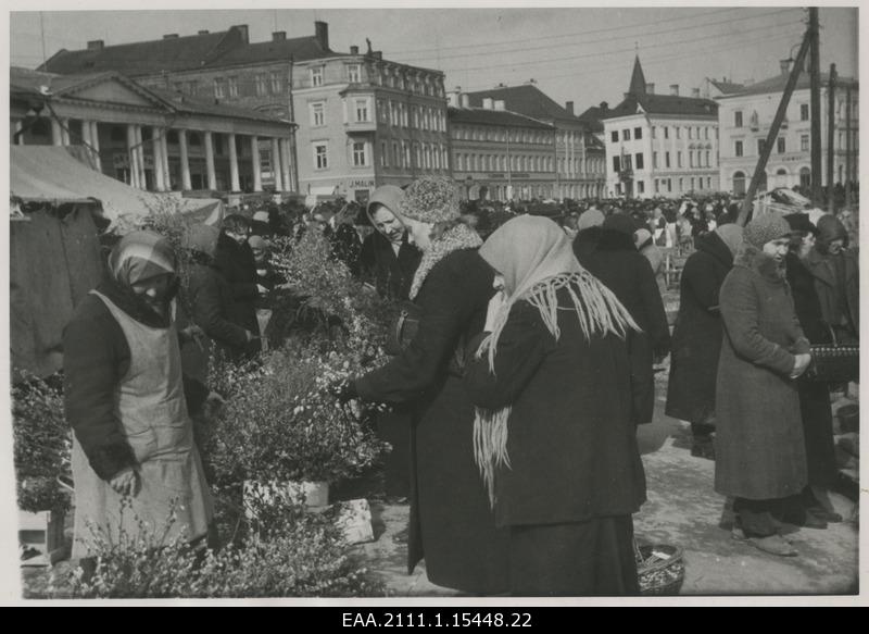 Tartu market, on the right shore of Emajõe in the ash between pontoon and Kivisilla