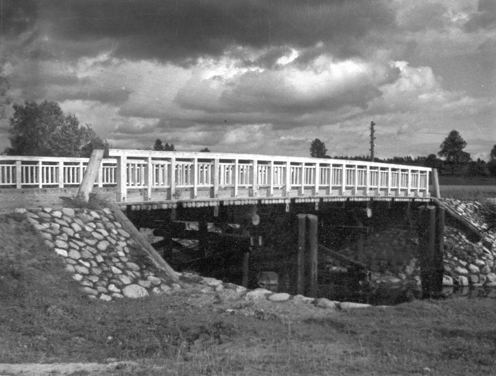 Foto. Vana puusild Sännas Mäe veski juures, Sänna- Rõuge endisel maanteel 1964.a.