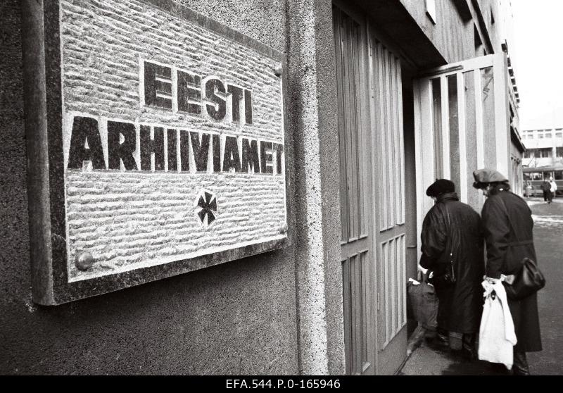 Main entrance to the building of the Estonian Archive Agency and the National Archive.