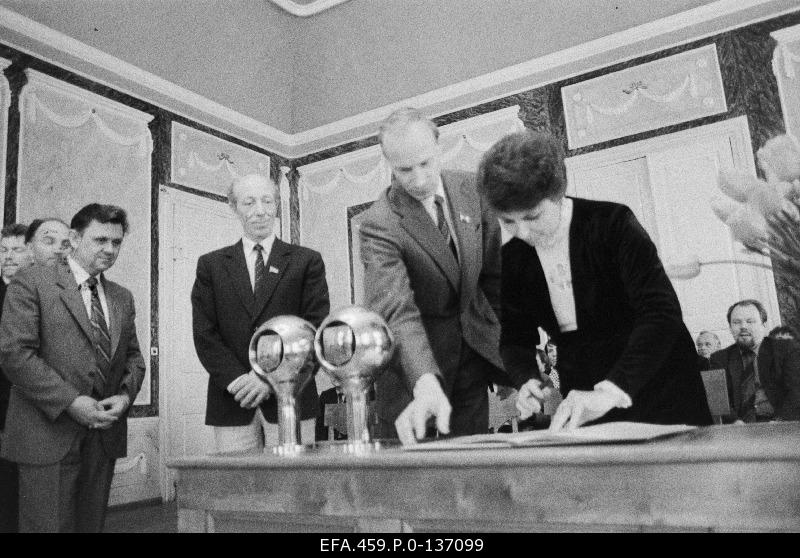 Signing the contract of the socialist competition between the city of Tartu and the city of Jaroslavi in Tartu Raekoja. On the right of the NLKP Jaroslavi City Committee secretary L. Plehhanova, next to him, the first secretary of the Tartu City Committee of the ECB e-a Sillari.
