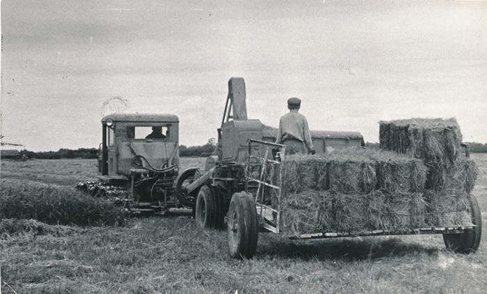 Photo. Kirbla sovhoosi heinapress luxury in 1973.