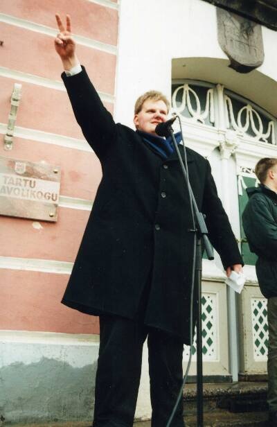 Eesti paremtsentristliku noortefoorumi ja Eesti Gümnasistide Liidu  meeleavaldus sõidusoodustuste kaotamise vastu. Esiplaanil  aktivist Arne Otter.  Tartu, 15.01.1997. Foto Meelis Lokk.