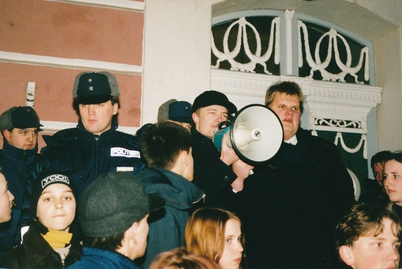Eesti paremtsentristliku noortefoorumi ja Eesti Gümnasistide Liidu  meeleavaldus sõidusoodustuste kaotamise vastu. Taga paremal aktivist Arne Otter.  Tartu, 15.01.1997. Foto Meelis Lokk.