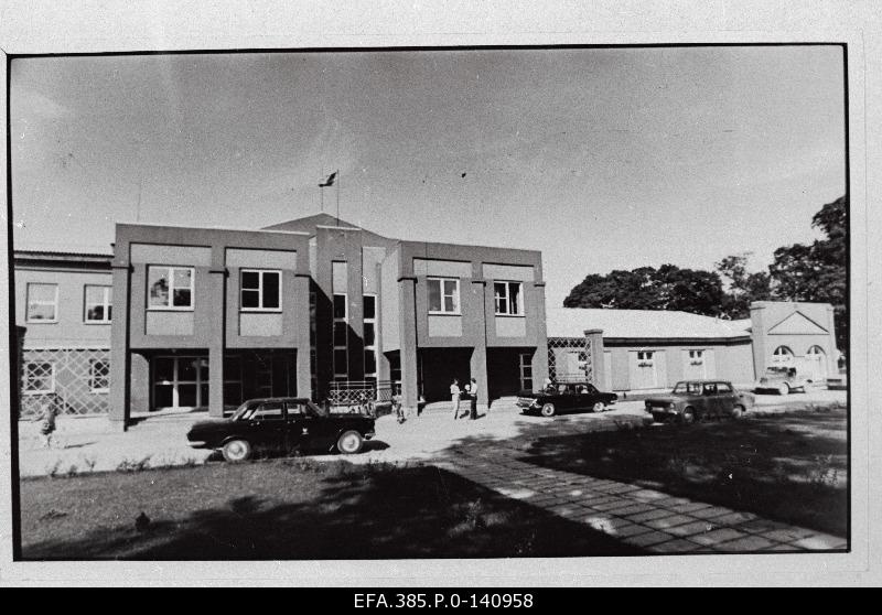 Outdoor view of the Raikküla Colhose Club.