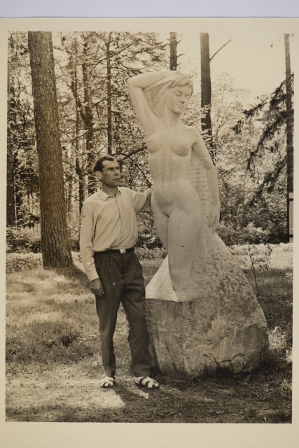 Eduard Riim Narva-Jõesuus skulptuuri taustal