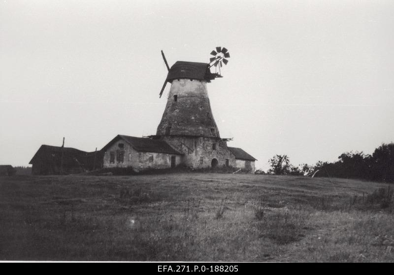 Põlma windmill.