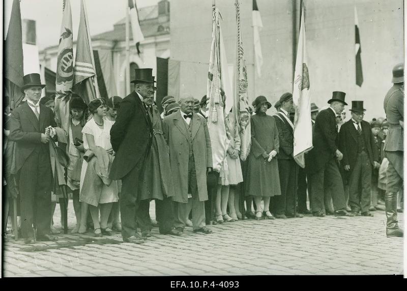 Representatives of social organisations are waiting for the Polish President J. Moszieck in the port of Tallinn.