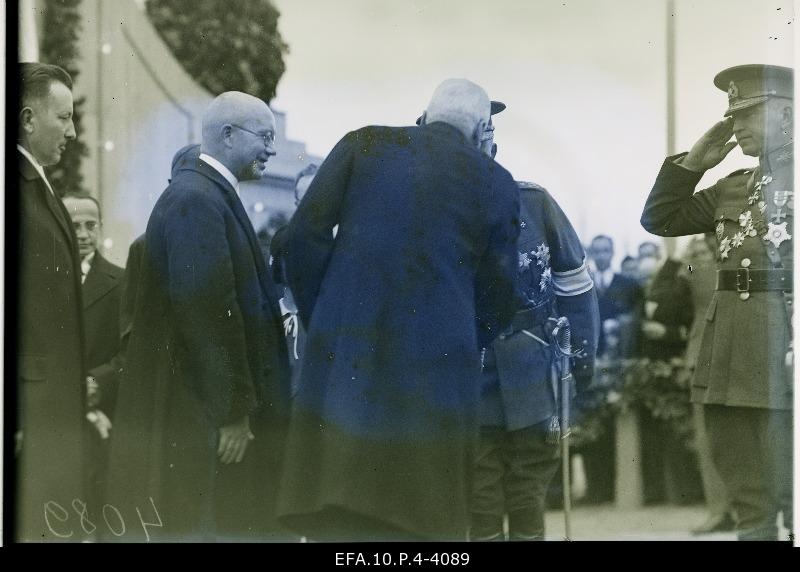 Representatives of the Defence League welcome the President of Poland who arrived in Tallinn, Ignacy Mościck (with the back).