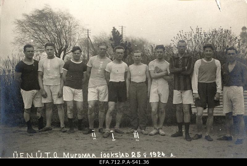 Participants of the cross-country race organised by the Tallinn Department of the Estonian Youth Community before the competition.
