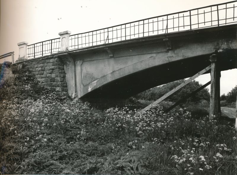 Photo. The bridge of the Kasari River, the southernest opening from the west. Black and white. Located: Hm 7975 - Technical monuments of Haapsalu district