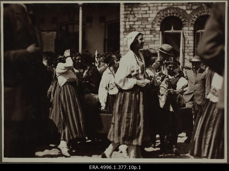 5. Estonian Exhibition-Exhibition (?). People in clothes at the Baltic Station.