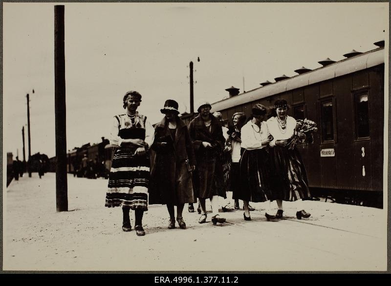 5. Estonian Exhibition-Exhibition (?). People in clothes at the Baltic Station.