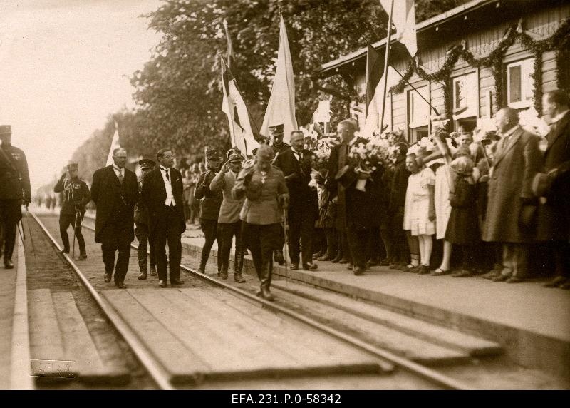 The President of Finland Relander and the Senior J. Jaakson of the Estonian state arrived to visit Estonia, together with the envoys, and the crowd of people came to welcome them at Jõgeva Station.