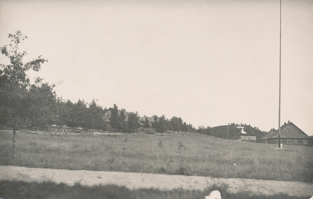 Foto. Võru 7. jalaväe rügemendi suvelaager Petseri raudteejaama vastas.