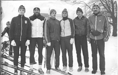 Foto. Võrumaa suusatajad 1980.aastate alguses koos treener Laur Lukiniga.  duplicate photo