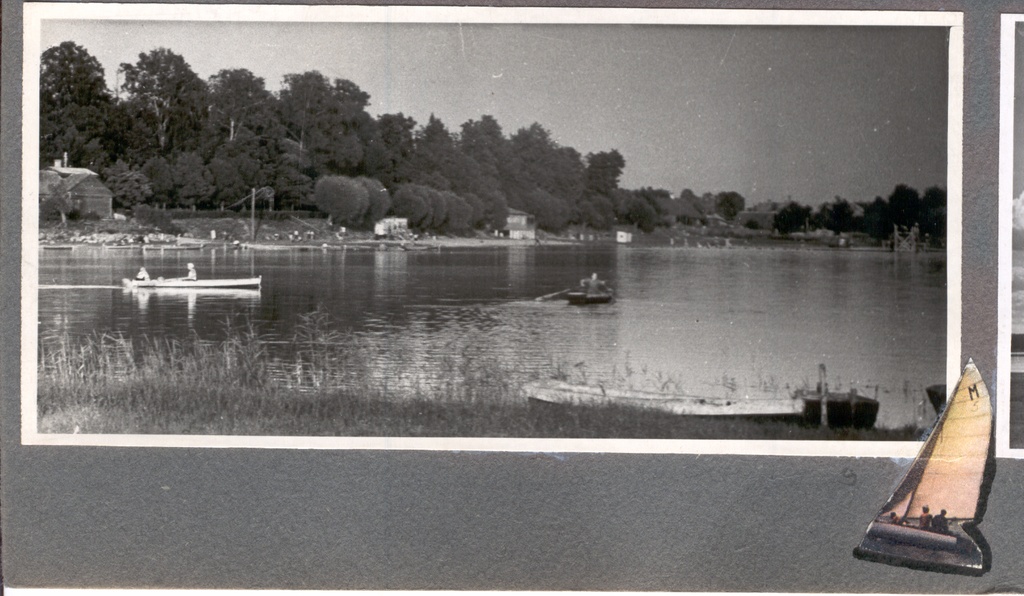 Foto Vaade Roosisaarelt Tamula kaldale koos paatidega. 1950.aastad. Foto Hillar Uusi.