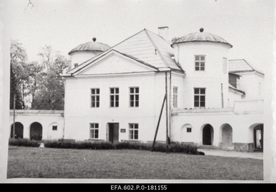 The main building of Kiltsi manor.  similar photo