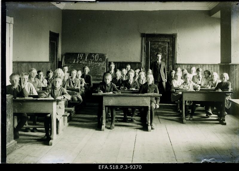 Students of the third and fourth grade of the Varangu Primary School in the class.