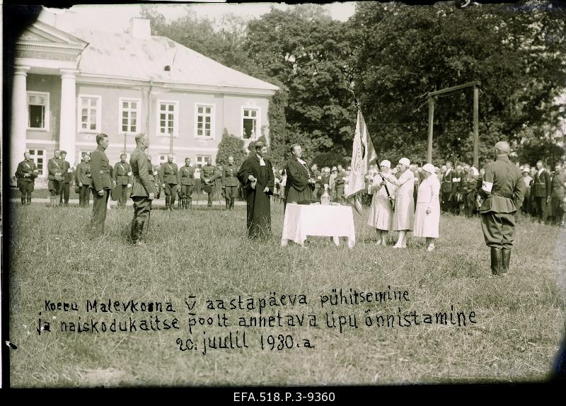 At the celebration of the 5th Anniversary of the Estonian National Defence Union Järvamaa Maleva Dog Malevkonna, the flag is blessed given by the women’s home defence.