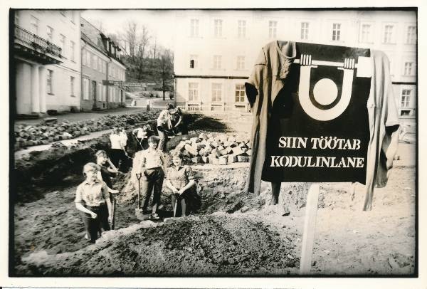 Arheoloogilised kaevamised Raekoja platsil, esiplaanil  noorteühenduse Kodulinn liikmed. Tartu, 1981.