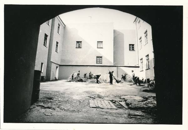 Liikumise "Kodulinn" noored tulevast jäätiseõue (Raekoja plats 3/ Küüni 1) koristamas. Tartu, 1981.