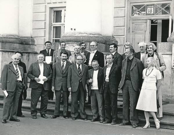 Leningradi kirjanikud TRÜ peahoone ees. Esireas vasakult 3. Heino Kiik. 1979
