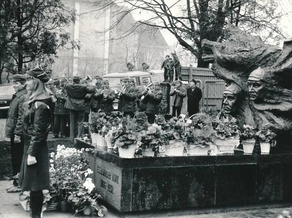 Mälestusmärk - Aleksander Kukk ja August Kork, Riia 23 hoone ees , avamine. Tartu, 1981.