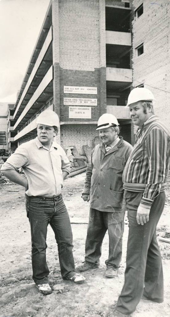Tartu II ehitusvalitsus, (vasakult) Olari Taal, Ivan Talja ja jaoskonna juhataja Kalju Heinla Tartu lastehaigla nakkushaiguste hoone ehitusel. 1981